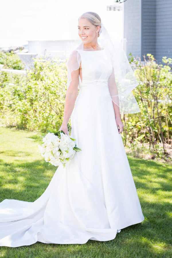 Vestidos de novia blancos de satén con corte en A, sin mangas y espalda descubierta